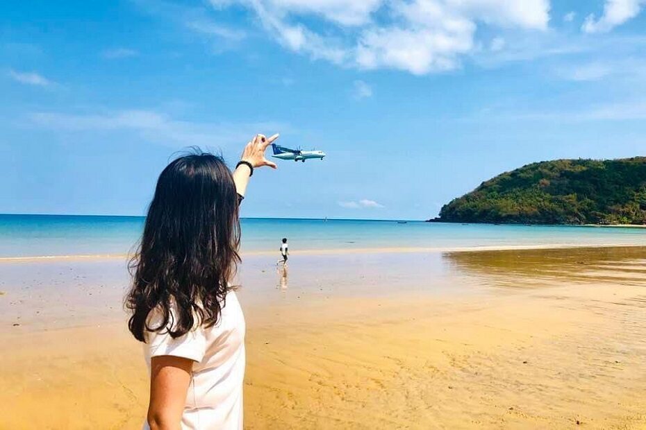 Du khách thích thú bắt nhịp chụp hình tại Bãi biển Đầm Trầu