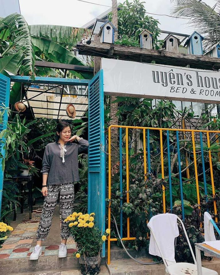 Uyên's house mang vẻ bề ngoài bụi bặm, cũ kĩ và đầy cá tính. (Nguồn: Facebook.com)