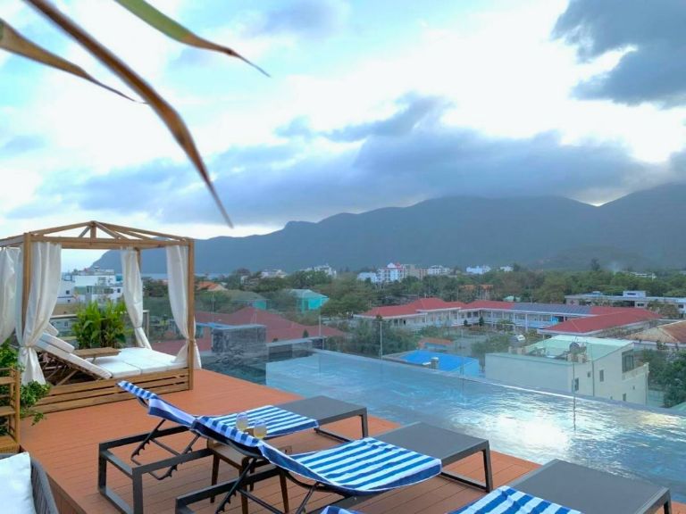 Tiện ích hồ bơi vô cực trên sân thượng mang đến chiếc "đắt giá" ôm trọn quang cảnh thị trấn và núi đồi. (Nguồn: Booking.com)