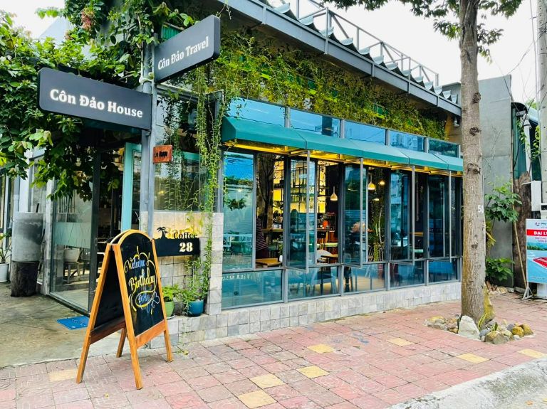 Bên ngoài Côn Đảo House là một quán cà phê kết hợp với quán bar cực kì độc đáo. (Nguồn: Booking.com)