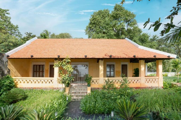 Căn Villa cổ từ thời Pháp vẫn giữ nguyên vẻ bên ngoài và được thay đổi công năng bên trong. (Nguồn: Booking.com)