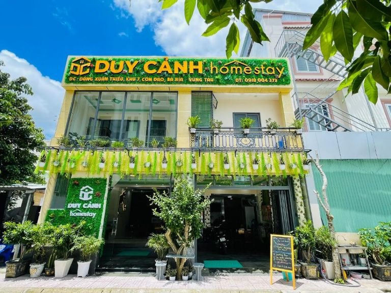 Duy Cảnh Homestay có thiết kế đơn giản với màu xanh lá cây làm tông màu chủ đạo. (Nguồn: Facebook.com) 