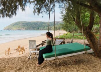 Du khách thích thú nghỉ ngơi dạo chơi bãi biển Đầm Trầu