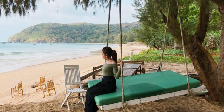 Du khách thích thú nghỉ ngơi dạo chơi bãi biển Đầm Trầu